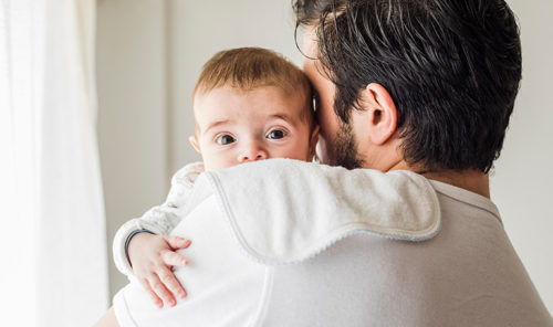 Bäuerchen auslösen beim Baby: 4 einfache Methoden und Tipps