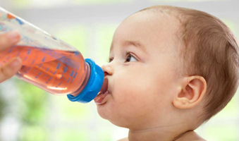 baby-tee-trinken