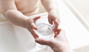 wann-baby-wasser-zum-trinken