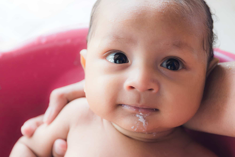 Baby Spuckt Nach Stillen Und Hat Dann Wieder Hunger www.mamasglueck.de