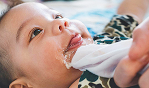 baby-spuckt-reflux