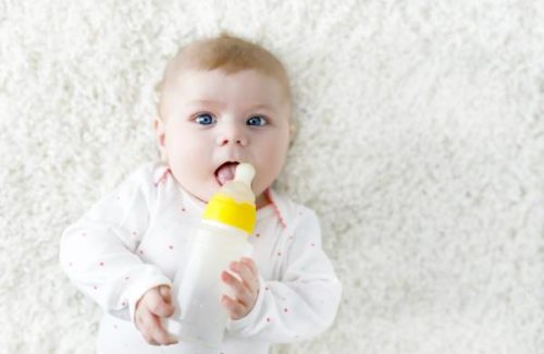 Baby das Fläschchen abgewöhnen: Tipps und Tricks
