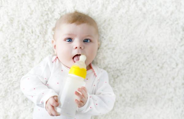 Baby mit der Flasche füttern