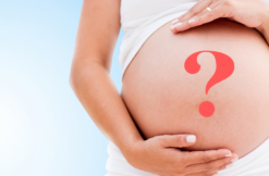 baby-liegt-mit-dem-kopf-nach-unten