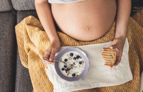 Wie man mit ständigem Hunger während der Schwangerschaft umgeht: Tipps und Tricks