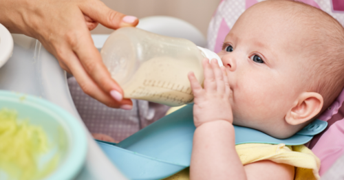 Baby das Fläschchen abgewöhnen: Tipps und Tricks