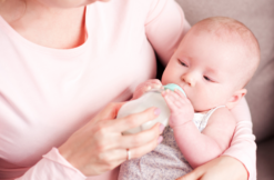 ab-wann-haelt-baby-flasche-alleine