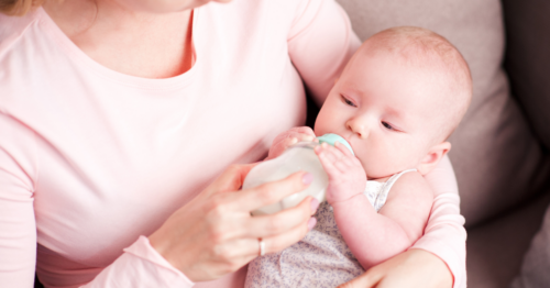 Ab wann hält Baby die Flasche alleine? Erklärung und Tipps