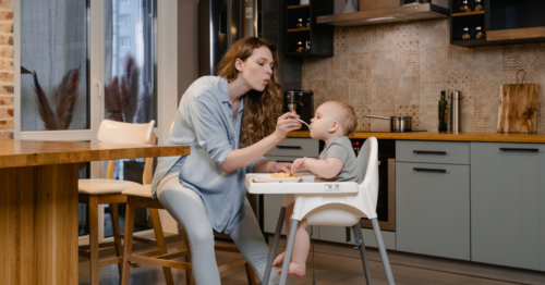 Ab wann kann mein Baby im Hochstuhl sitzen? Tipps und Richtlinien für Eltern