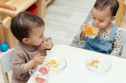 baby-vom-hochstuhl-zum-tisch