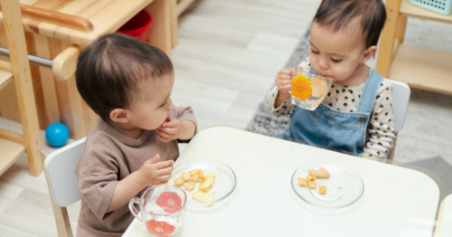 Übergang vom Hochstuhl zum Tisch bei Babys: Ein umfassender Leitfaden