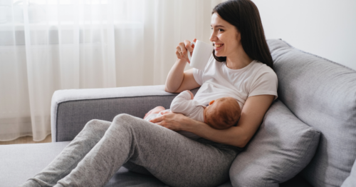 Dehydrierung während des Stillens verhindern: Tipps für junge Mütter