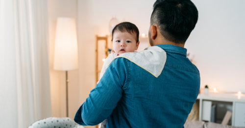 Bäuerchen auslösen beim Baby: 4 einfache Methoden und Tipps