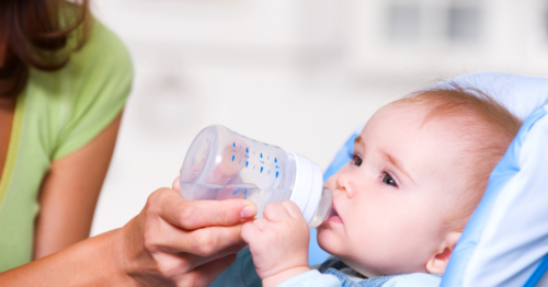 Ab wann können Babys Wasser trinken?