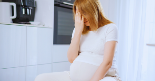 Kopfschmerzen während der Schwangerschaft: Ursachen & Tipps
